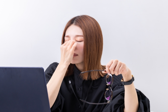 スマホやパソコンの見過ぎによる目の疲れのほぐし方