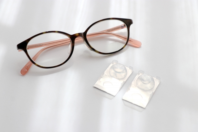 メガネとコンタクト、目が疲れるのはどっち?