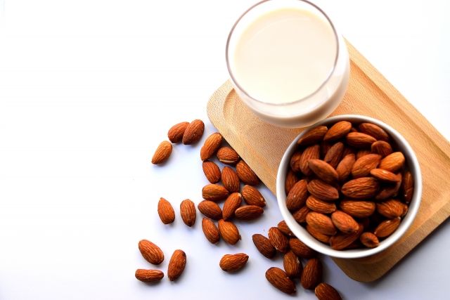 アーモンドミルクは牛乳ではない