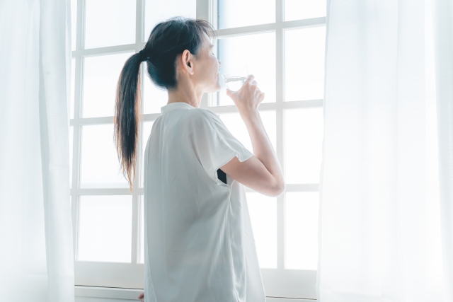 寝る直前の水よりも、朝起きてからの白湯!