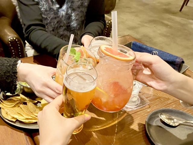 お酒の“ちゃんぽん”はなぜ悪酔いするのか